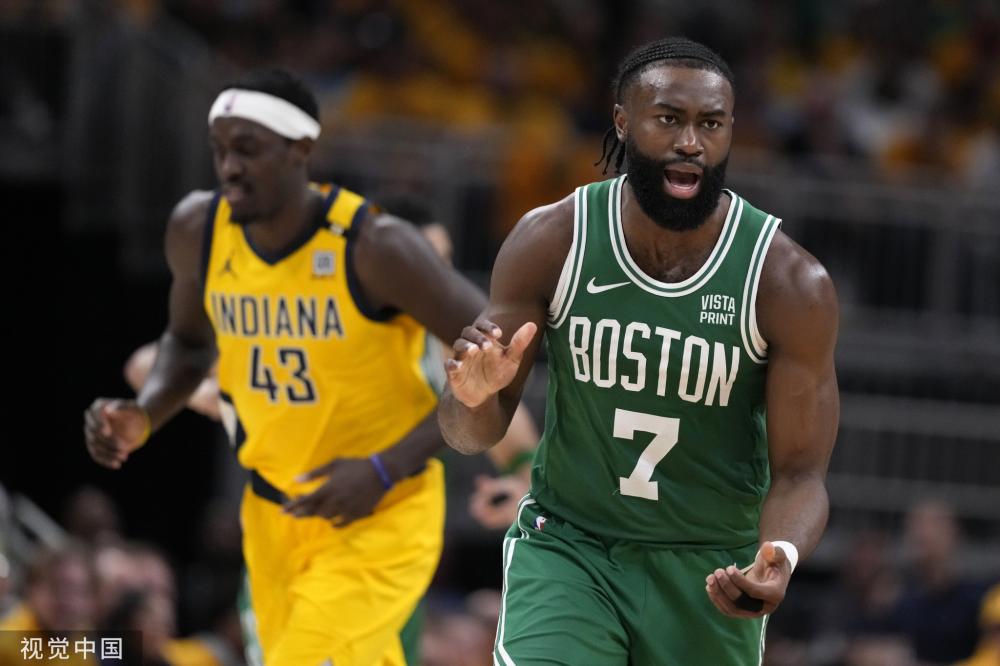 国外网友剪辑了阿诺德西甲首秀集锦：传球无威胁+冒顶