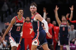 国外网友剪辑了阿诺德西甲首秀集锦：传球无威胁+冒顶