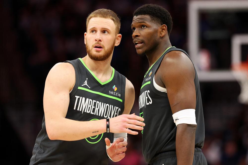 体坛名场面｜成龙停球10米远，曾志伟硬钢拉莫斯，这支香港巨星队比国足有血性.